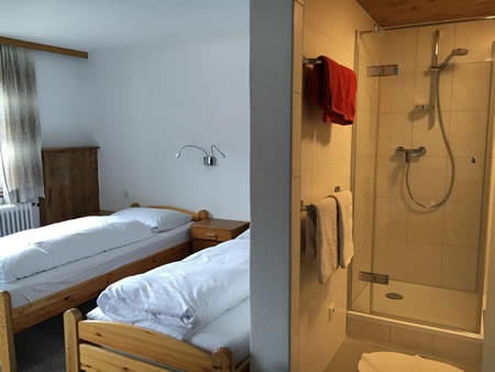 Zweibettzimmer mit Bad